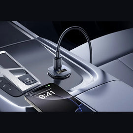 Baseus GoTrip DP1 autós töltő a szivargyújtóban, USB-C kábellel csatlakoztatott telefonnal a középkonzolon