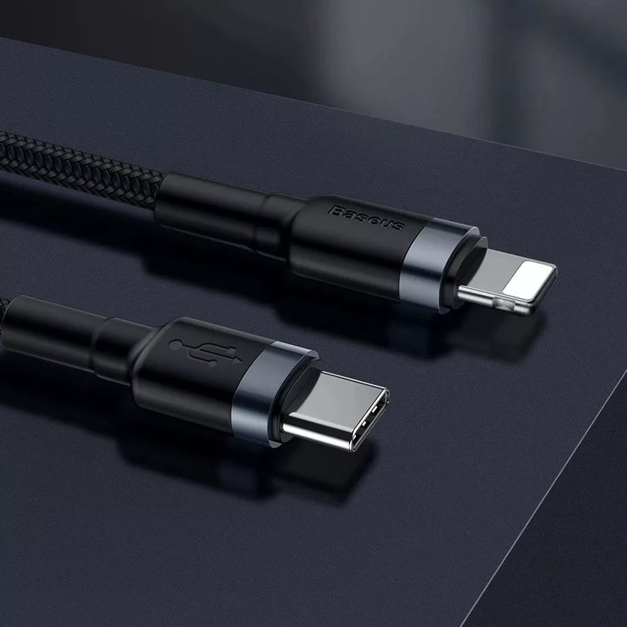Baseus Cafule USB-C és Lightning csatlakozó sötét háttér előtt