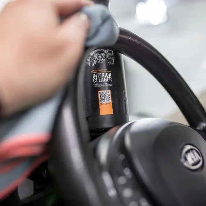 ADBL Interior Cleaner használata a kormányon