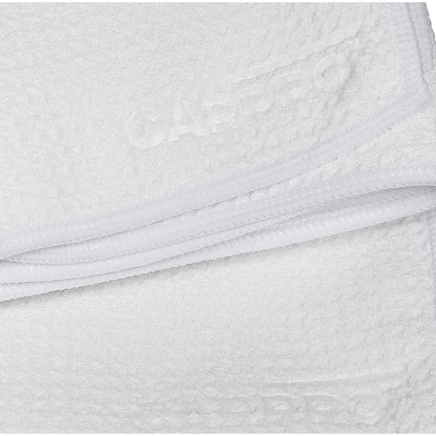 CarPro Waffle Drying Towel gofri szövés, varrott szegély és dombornyomott CarPro logó közelről