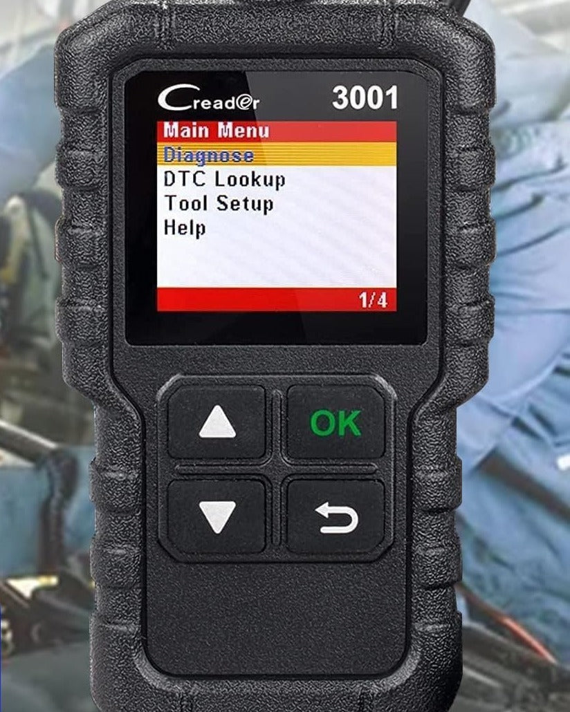 LAUNCH CR3001 OBD2 diagnosztikai készülék motortér előtt, bekapcsolt kijelzővel, autószerelő környezetben