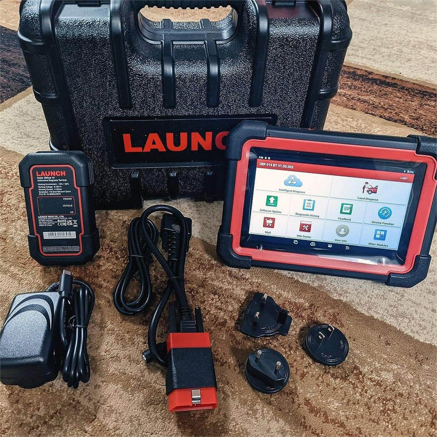 LAUNCH CRP 919E BT tablet, VCI és tartozékok a LAUNCH hordozható koffer előtt