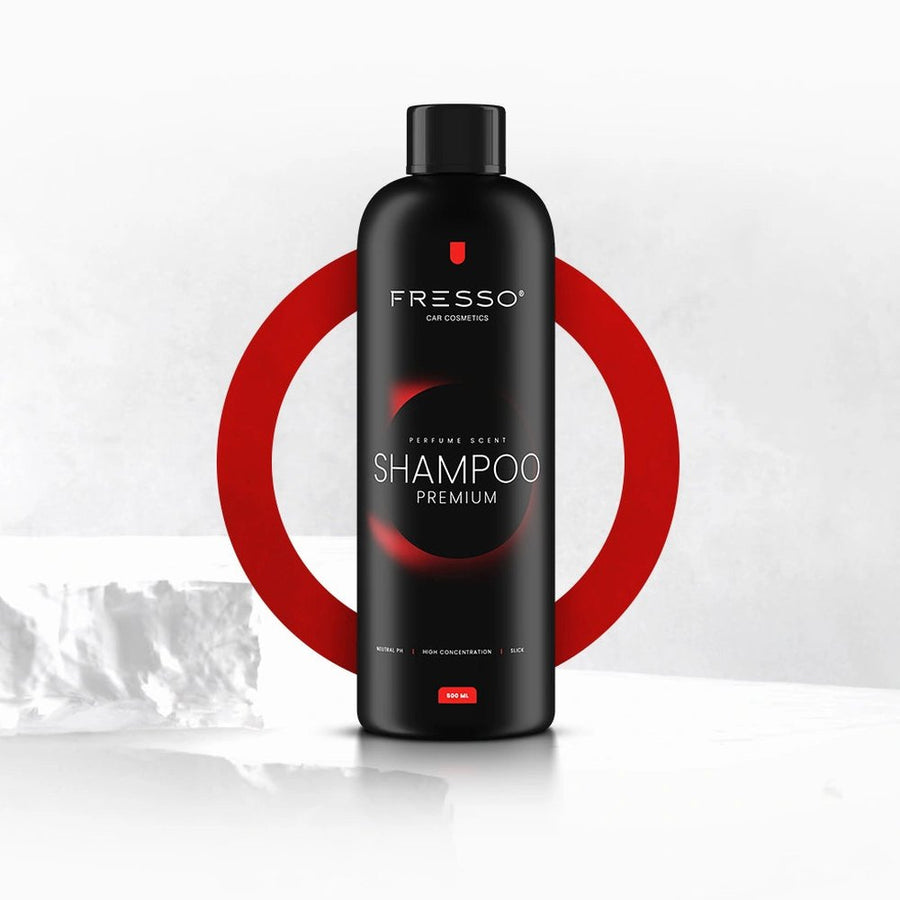 Fresso Premium Shampoo 500 ml autósampon fehér háttér előtt, piros gyűrűvel