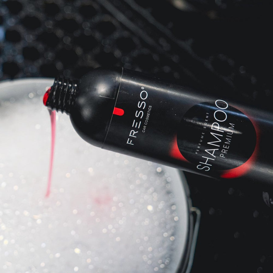 Fresso Premium Shampoo öntése habos mosóvödörbe
