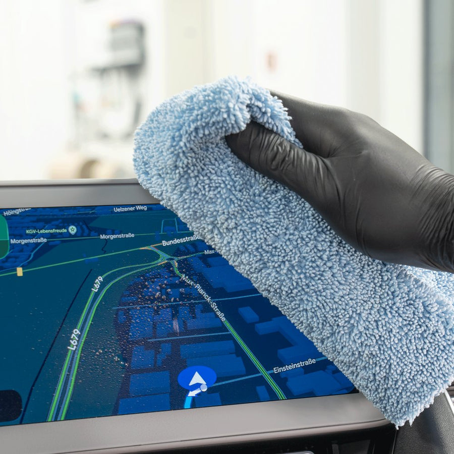 Autós navigációs érintőkijelző áttörlése mikroszálas kendővel Koch Chemie Displayexpert tisztítóval