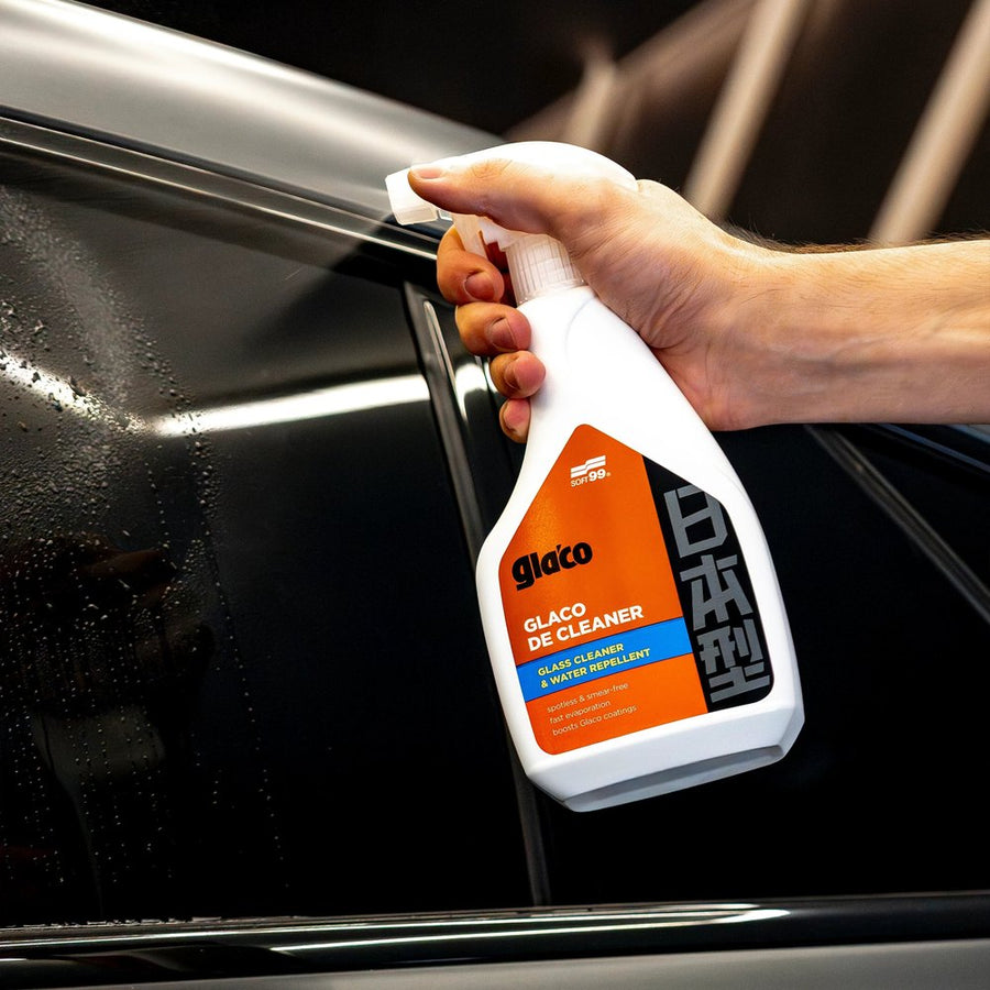 SOFT99 Glaco De Cleaner flakon kézben az autó oldalablakánál