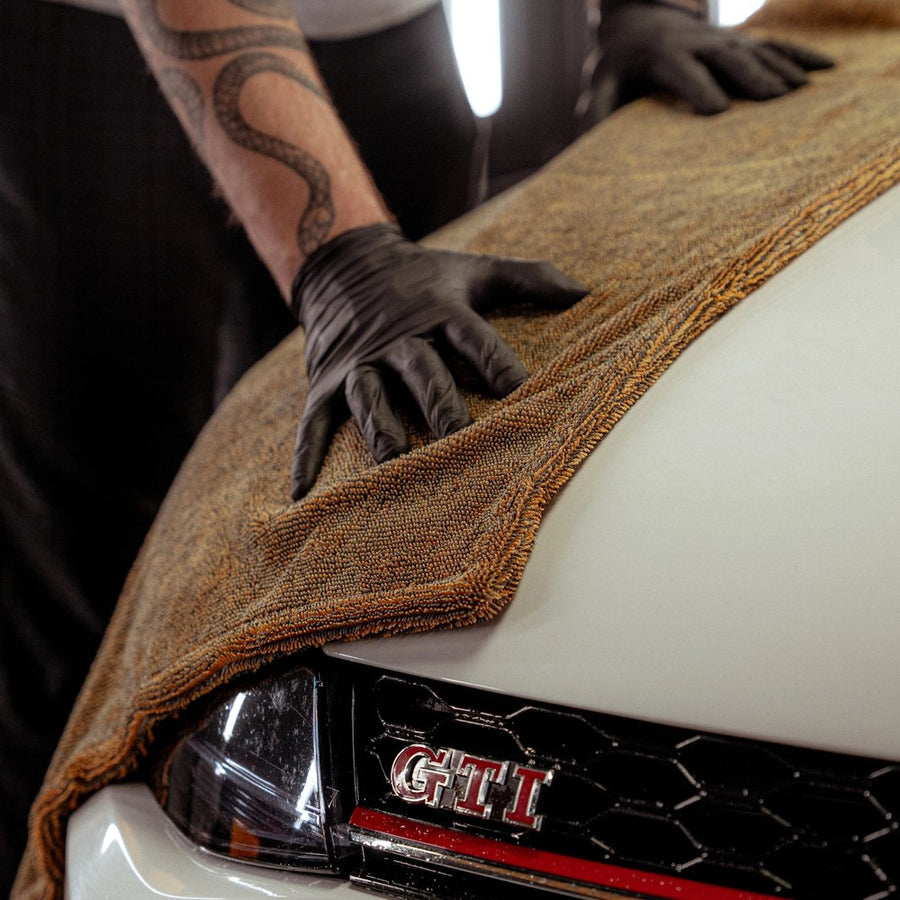 Work Stuff King szárítókendő a motorháztetőn szárítás közben
